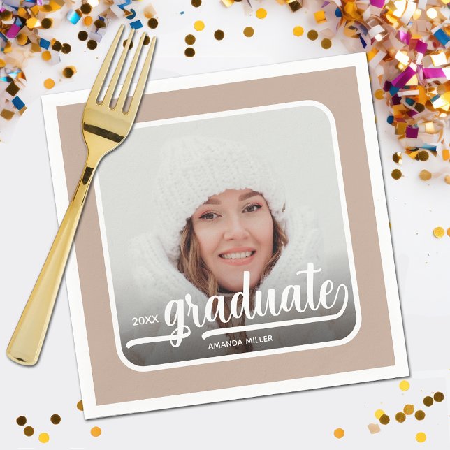 Student fotofet, fet skriptform pappersservett (Your photo, name, class year and "Graduate" in a cool script on taupe background party napkins)