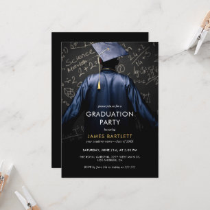 Student i Blue Gown med matematisk krita Inbjudningar