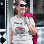 Student, känd mormor | Foto T-Shirt<br><div class="desc">Modern stolt mormor från student-skjortorna, med en foto- och malltext med texten "PROUD GRANDMA OF THE STUDENT, THEIR NAMN, KINDERGARTEN/SCHOOL/COLLEGE AND CLASS OF". De är lätta att redigera och kan anpassas till att säga att mamma, pappa, moster, morbror, morfar, syster, bror och fler av teckensnitten stilar, storlekar och färg enkelt...</div>