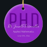 Student Keepsaké Lila White Namn Degree PhD Julgransprydnad Keramik<br><div class="desc">Ett PhD-prydnadsämne i studenten som är utmärkande för student namn, fält och studenten. I den här designen ingår namn i ett handskriftsteckensnitt och en lila och vit design. Lägg helt enkelt till student information, lägg till den här ornamenten i din vagn och ha en personlig för den här viktiga milstolpen....</div>