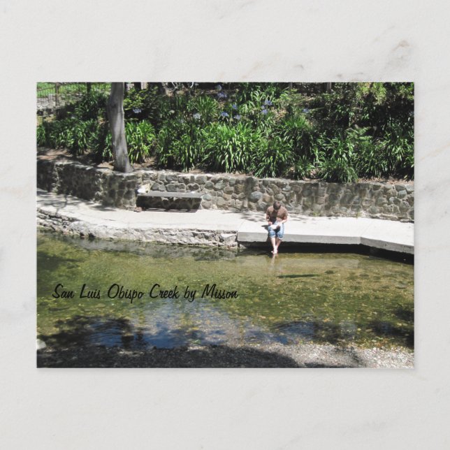 Student med feet i Bäck nära Uppdrag Vykort (Framsida)