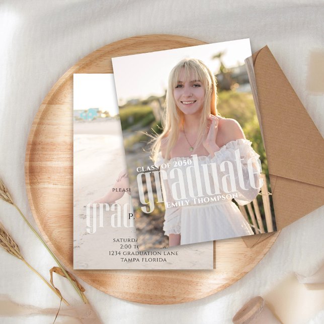 Student Modern Minimalist Photo Trendig-skript Meddelande (Trendy script graduation photo card with modern minimalist layout.)