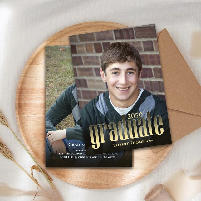 Student Modern minimalistisk fototypografi Guld Meddelande (Graduation photo invitation announcement with gold modern typography.)