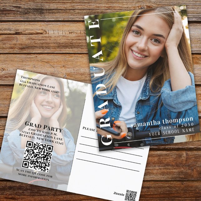 Student Modern minimalistisk tvåfoto | QR-kod Vykort (Graduation photo invitation postcard template with a two-photo template. )