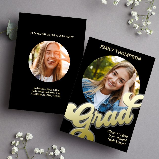 Student Modern Snyggt Foto Guld Calligraphy Inbjudningar (Graduation gold typography circle photo invitation template.)