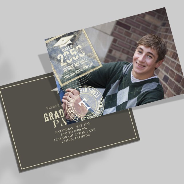 Student Photo Modern Trendig Modern Guld Frimärke Inbjudningar (Graduation photo invitation template with a gold stamped typography.)