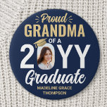 Student Photo Proud Grandma Navy Blue och Guld Knapp<br><div class="desc">Visa din glädje för student med en snyggt anpassningsbar-foto "Proud Grandma" runt studenten. Bild och texten i den här mallen är enkla att anpassa och alla formuleringar, färg och typsnitt kan ändras med Zazzle-designen verktyg. Den kan anpassas för alla familjemedlemmar eller vänner, t.ex. en förälder, morfar, mor, far, syster, bror,...</div>