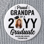 Student Photo Proud Grandpa Modern Black & White Knapp<br><div class="desc">Visa din glädje för student med en snyggt anpassningsbar-foto "Proud Grandpa" runt studenten. Bild och texten i den här mallen är enkla att anpassa och alla formuleringar, färg och typsnitt kan ändras med Zazzle-designen verktyg. Den kan anpassas för alla familjemedlemmar eller vänner, t.ex. förälder, mormor, mor, far, syster, bror, kusin,...</div>