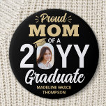 Student Photo Proud Mamma Elegant Black och Guld Knapp<br><div class="desc">Visa din glädje för student med en snyggt anpassningsbar foto "Proud Mamma" runt studenten. Bild och texten i den här mallen är enkla att anpassa och alla formuleringar, färg och typsnitt kan ändras med Zazzle-designen verktyg. (IMAGE PLACEMENT TIP: Ett enkelt sätt att placera ett foto exakt på vilket sätt du...</div>
