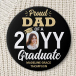 Student Photo Proud Pappa Elegant Black och Guld Knapp<br><div class="desc">Visa din glädje för student med en snyggt anpassningsbar foto "Proud Pappa" runt studenten. Bild och texten i den här mallen är enkla att anpassa och alla formuleringar, färg och typsnitt kan ändras med Zazzle-designen verktyg. (IMAGE PLACEMENT TIP: Ett enkelt sätt att placera ett foto exakt på vilket sätt du...</div>