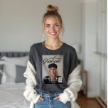 Student-skriptfotomagasin Studenten T Shirt<br><div class="desc">Sätt din grad på täcket av den egna personligen i snyggt med vår roligt magasinerade studenten t-shirt. Utformningen har en fotodesign för fullt som innehåller fotot från student. "Student" läggs över i ett snyggt-skript. Anpassa med klassens första namn,  efternamn,  studenten och namn. Utformning med hjälp av moodthologipapper.</div>