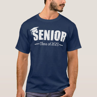 Student som tillhör avgångsklassen 2023 med studen t shirt