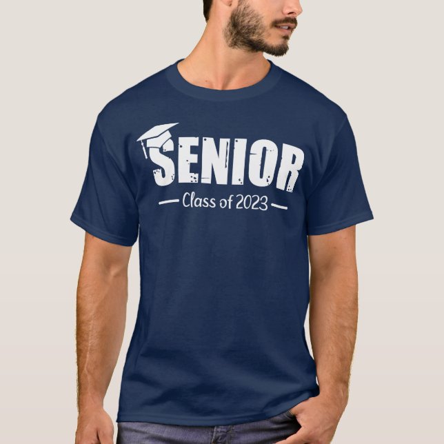 Student som tillhör avgångsklassen 2023 med studen t shirt (Framsida)