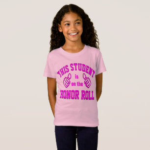 Student står på Honor Roll Tee Shirt
