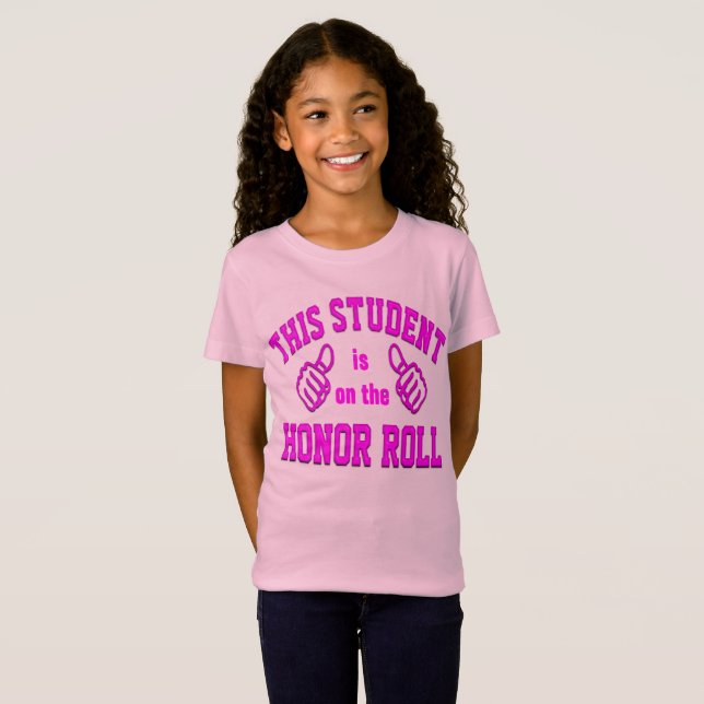 Student står på Honor Roll Tee Shirt (Hel framsida)