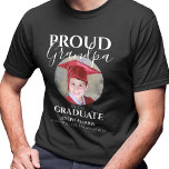 Student, stolt farfar | Foto T-Shirt<br><div class="desc">Modern, stolt farfar till student-skjortorna, med en foto- och malltext som lyder "STUDENT, NAMN, KINDERGARTEN/SCHOOL/COLLEGE OCH KLASS OF". De är lätta att redigera och kan anpassas till att säga att mamma, pappa, moster, morbror, morfar, syster, bror och fler av teckensnitten stilar, storlekar och färg enkelt kan ändras genom att klicka...</div>