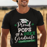 Student T Shirt<br><div class="desc">Fira din morsons eller barndotterdotterdotterdotters studenten med denna moderna t-shirt med en "Proud POPS of a 2023 Student"-typografi i vitt och grönt typsnitt dekorerad med ett svart hylsa med grönt tassel. Anpassa enkelt denna t-shirt med studenten-året och gradens namn genom att redigera mallen fält. Den här t-shirt är en del...</div>