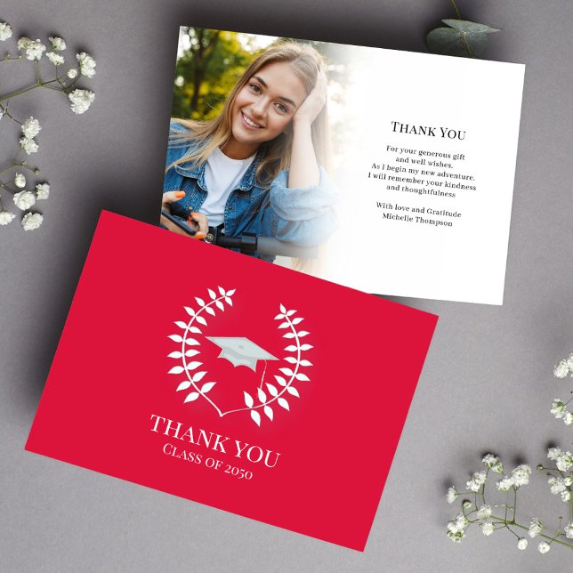 Student Tack Modern Photo Classy Crimson Red Kort (Graduation crimson red and white classic laureate photo thank you card. )