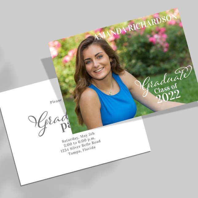 Student Trendig-skriptfotomall enkel Meddelande (Simple minimalist graduation photo invitation template with stylish calligraphy script. )