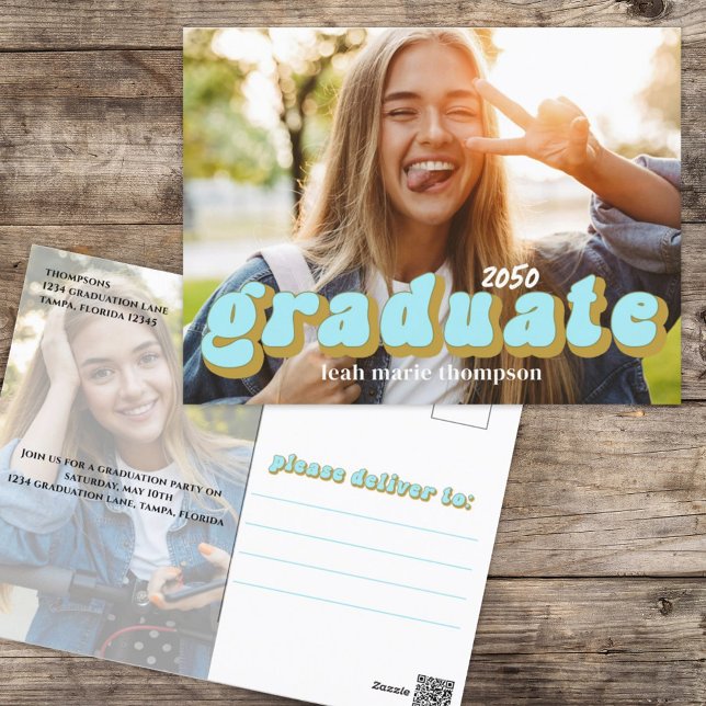 Student-typografi - enkelt blått Retro-foto Vykort (Graduation photo invitation template with retro style lettering.)
