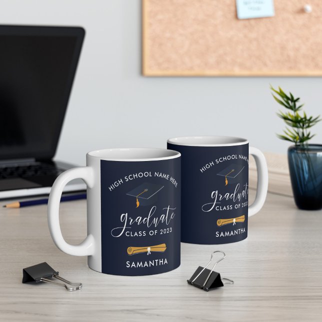 Studenten 2025: Blå Anpassningsbarna i marinblå ma Kaffemugg (Skapare uppladdad)