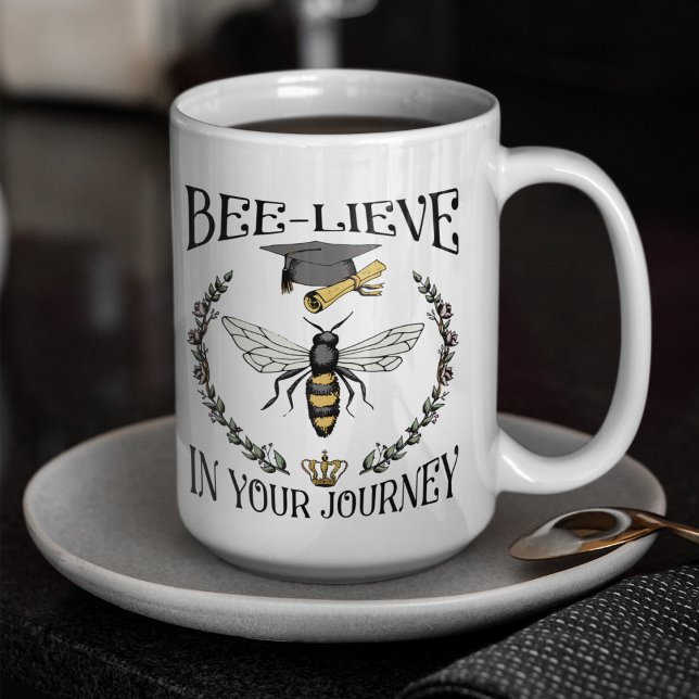 Studenten Bee-lieve i din journey Bee Grad Kaffemugg (Bee-lieve in Your Journey Queen Bee, crown, Grad Cap, Gown.
Custom Grad Photo & Class of 2024 (15oz))