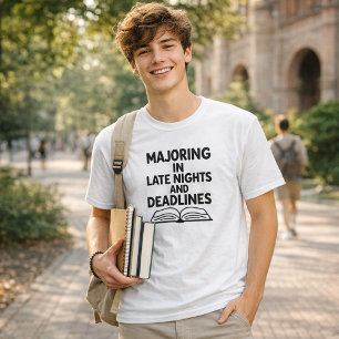 Studenten citerar lustigt t shirt