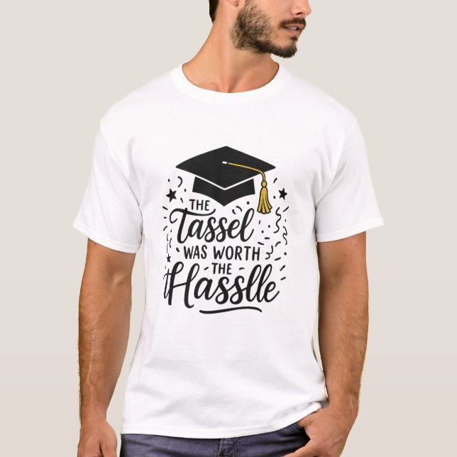 "Studenten Firande T-Shirt - Student Holding (Framsida)