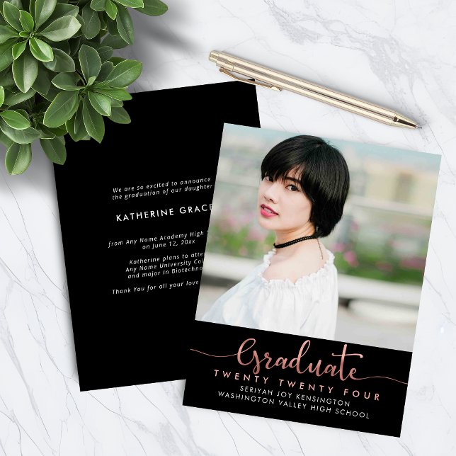STUDENTEN-foto för BUDGET Ro-guldfärgat eldskript (BUDGET Rose Gold Foil Script Graduation Photo Announcement Card)
