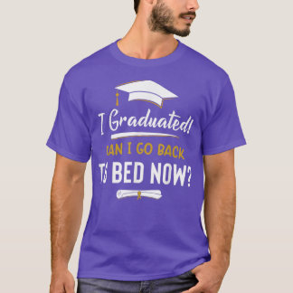 Studenten ger henne 2022 års högskolekyls t shirt