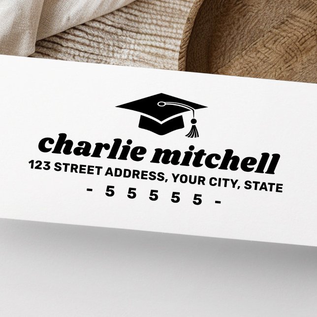 Studenten-hatt återställer typsnitt fet returadres stämpel (Graduation hat retro font bold return address rubber stamp)