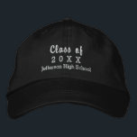 Studenten-klass på 20XX Anpassningsbar High School Broderad Keps<br><div class="desc">Gratulera till studenten med den här coola anpassningsbar baseball stil-hatten som har din klass år och namn. Ändra enkelt texten och hatten färg så att den stämmer överens med färger i skolan. Gör en verkligen fin keepsaké för hela klassen.</div>