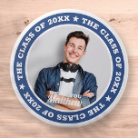 Studenten Klassen 20XX Modern Anpassningsbar Photo Knapp<br><div class="desc">Denna enkla och moderna utformning består av serif-typografi och lägger till ett anpassningsbar-foto.</div>