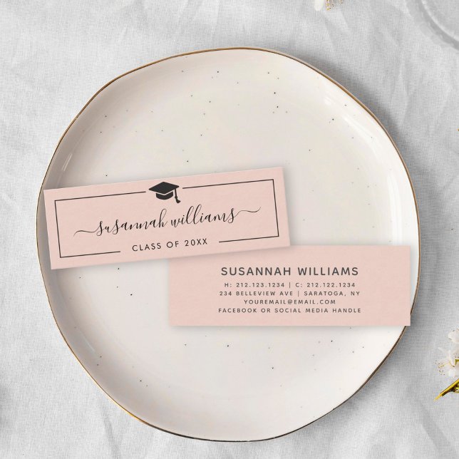 Studenten-kort | Modern Ro-infogningskort för skri (A graduation-themed place card on a white plate featuring elegant script reading "Susannah Williams,)