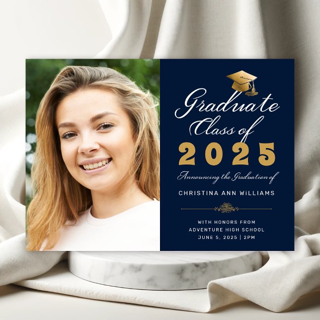 Studenten marin Guld-skriptklass för 2025-foto Meddelande (Elegant Navy Blue Photo Graduation Announcement with Gold and White Calligraphy)