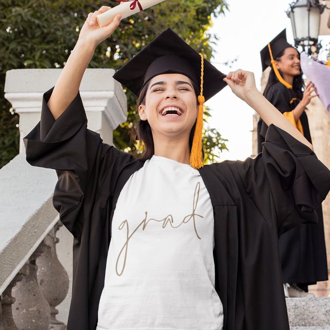 Studenten med det minimalistiska Grad Guld-skripte T Shirt (Skapare uppladdad)