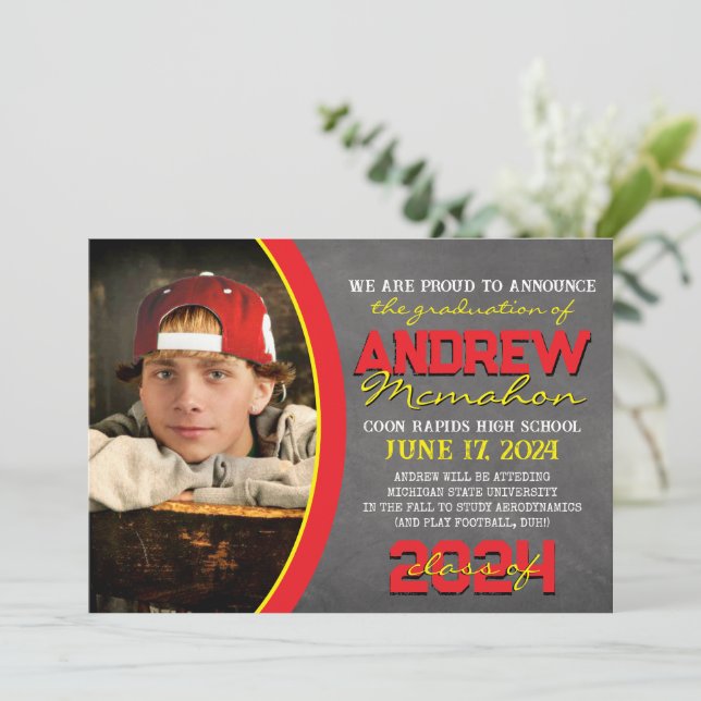 Studenten-meddelande om Red and Gult Chalkboard Inbjudningar (Stående Fram)