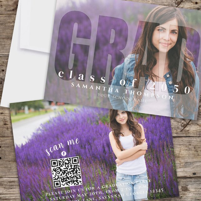 Studenten Modern Grad Typography 2 Photo QR-kod Inbjudningar (Creative graduation photo invitation with "GRAD" Typography photo overlay. )