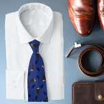 Studenten Modern Student Cap Blue Snyggt Slips<br><div class="desc">Studenten Modern Student Cap Blue Snyggt Neck Tie har en mönster av studentmössor med gyllene glasögon på blå bakgrund. Perfekt för studenten-dagen eller som gåva till student. Designad av Evco Studio www.zazzle.com/store/evcostudio</div>