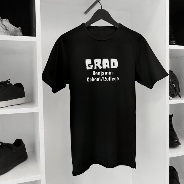 studenten namn i klassrummen, enkelt svart t shirt (Skapare uppladdad)