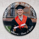 Studenten Photo Anpassningsbar Text Student Keepsa Knapp<br><div class="desc">Grattis till studenten med din egen personlig. Lägg till ett eget foto som ska visas över hela knappen och ord som du väljer att visa runt kant. Knappen är ett tillbehör till noveltyn i roligt för studenten-dagen och gör också en liten men betydelsefull nyckelfråga för kom i flera år.</div>