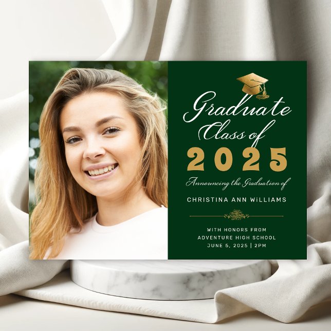 Studenten Photo Grönt Guld Script Class of 2025 Meddelande (Green Photo Graduation Announcement with Gold and White Script)