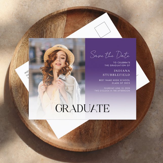 Studenten Photo Script Grad 2025 Spara datumet Meddelande Vykort (Graduation Save the Date Grad Photo Script Purple Announcement Postcard)
