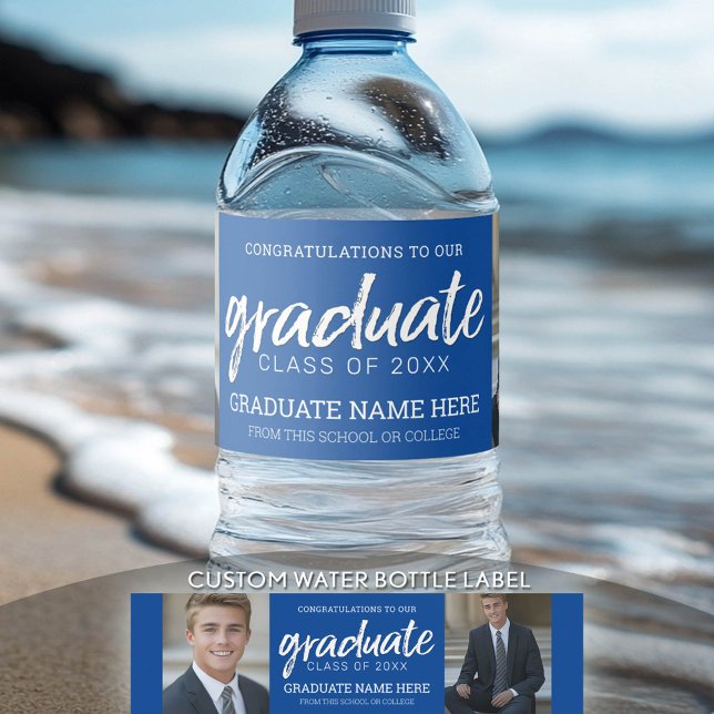 Studenten Photos Student med Royal Blue Virtuell Vattenflaskor Etikett (Custom Graduation Water Bottle Label)