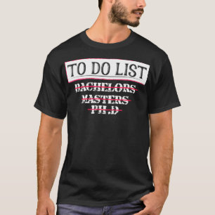 Studenten presenterar doktorsexamen i medicin och t shirt