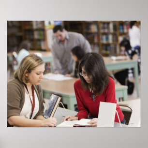 Studenten som talar till bibliotekarien skolar in, poster