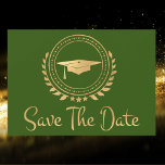 Studenten Spara datum Guld Grad Cap-Grönten Spara Datumet<br><div class="desc">Detta är ett modernt, enkelt och elegant, klassiskt guld och grönt färgad Spara datum meddelande-kort. Modern stil. Lägg till ditt eget meddelande på kortets baksida med ge uppgifter till din familj och dina vänner för att spara datumet för en ceremoni, ett evenemang, ett evenemang, party eller ett annat tillfälle. Logotyp...</div>