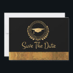 Studenten spara datum Guld Grad Cap Watercolor- Datumet<br><div class="desc">Jag tycker om att designa konstverk för studenten. Detta är modernt, enkelt och elegant, klassiskt guld och svart med guld vattenfärgat Spara datum meddelande-kort. Modern stil. Lägg till ditt eget meddelande på kortets baksida med ge uppgifter till din familj och dina vänner för att spara datumet för en ceremoni, ett...</div>
