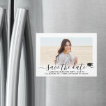 Studenten Spara Eleganten Date 1-fotoskript Magnetisk Inbjudningskort<br><div class="desc">de glatta nyheterna om din kommande studentfest och ett favoritbild med dessa enkla moderna minimalister, spara datumet för magnetiska inbjudningar. Text är enkel att anpassa för att inkludera information om student namn, klassår, skola och andra händelser. (IMAGE PLACEMENT TIP: Ett enkelt sätt att centrera ett foto exakt som du vill...</div>