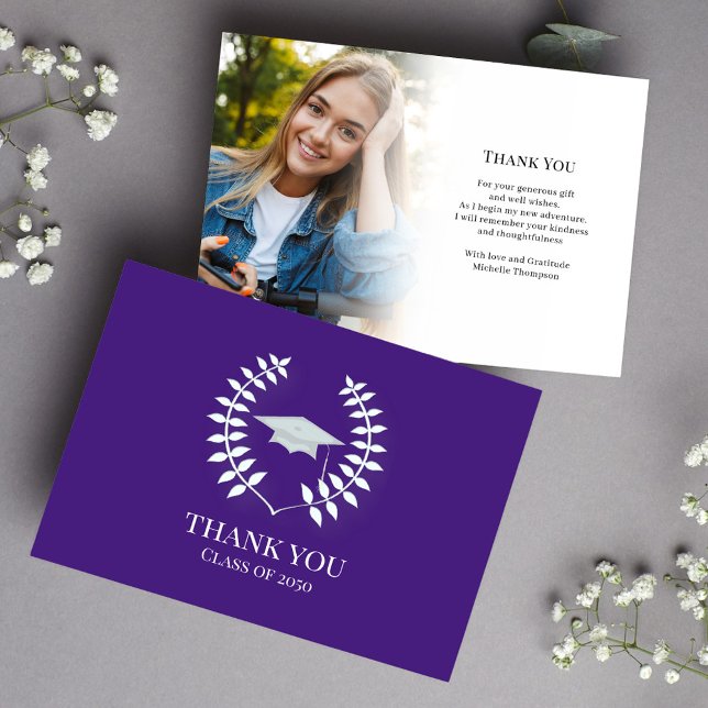 Studenten Tack Anpassningsbar Lila Kort (Graduation purple and white classic laureate photo thank you card. )